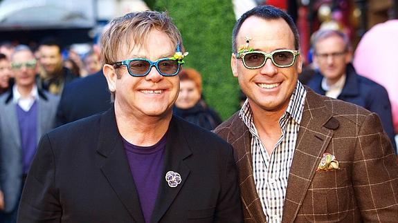 Elton John pide boicotear a Dolce &amp; Gabbana por criticar a los niños 'probeta'