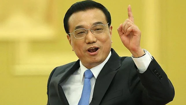 El primer ministro chino promete abrir más el mercado, pero no la política