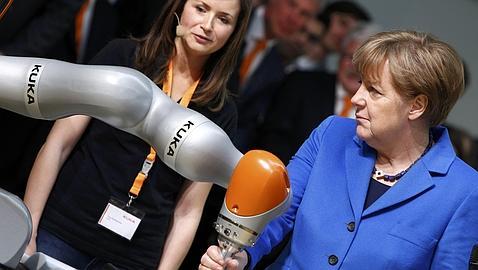 Angela Merkel, el viernes en una feria de robótica en Ausburgo (Alemania)