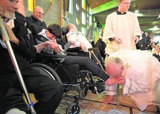 El Papa besa los pies de varios enfermos en la iglesia de Santa María de la Providencia, en Roma