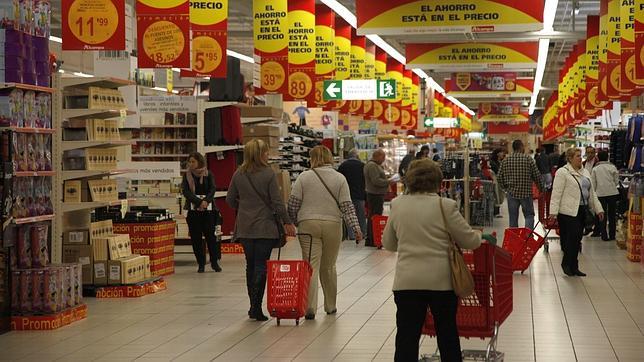 Un empleado devuelve un sobre con 1.180 euros que encontró en un hipermercado