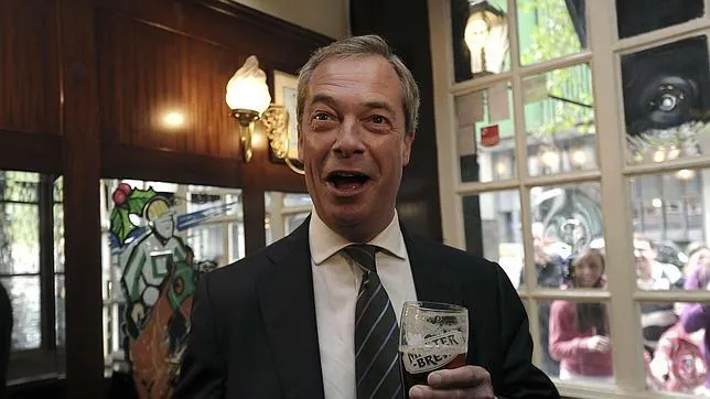 Nigel Farage dice que dejará el liderazgo de UKIP si no logra su escaño