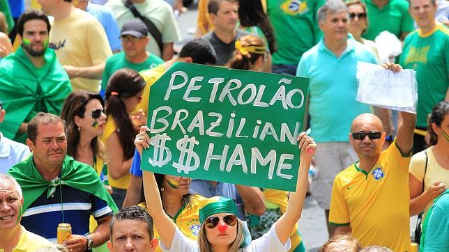 Manifestantes contra la corrupción de Petrobras, este domingo en Sao Paulo