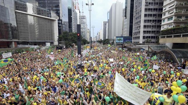 El Gobierno promete un paquete anticorrupción tras las protestas masivas contra Rousseff