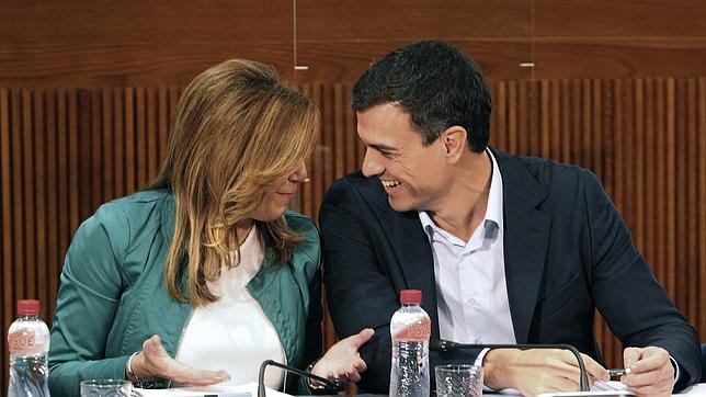 El secretario general del PSOE, Pedro Sánchez, conversa con la presidenta de la Junta de Andalucía, Susana Díaz