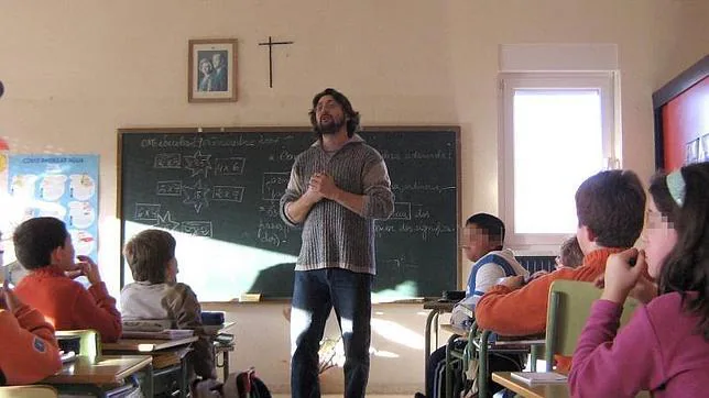 Un profesor imparte la asignatura de Relgión en un colegio de Valladolid