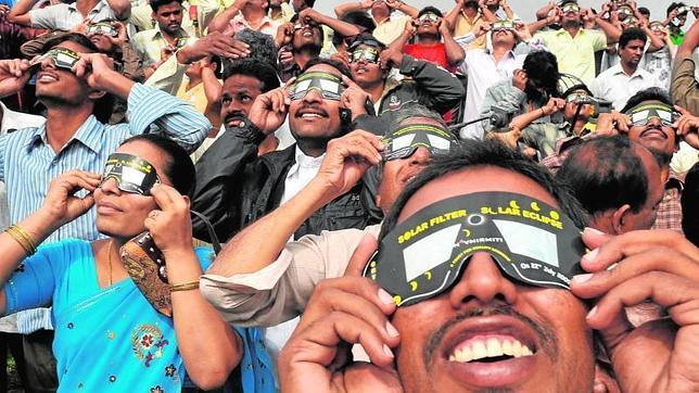 UNos jóvenes observan un eclipse solar en la India en 2010