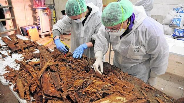 Los expertos analizan los restos óseos encontrados en los nichos de la iglesia de las Trinitarias