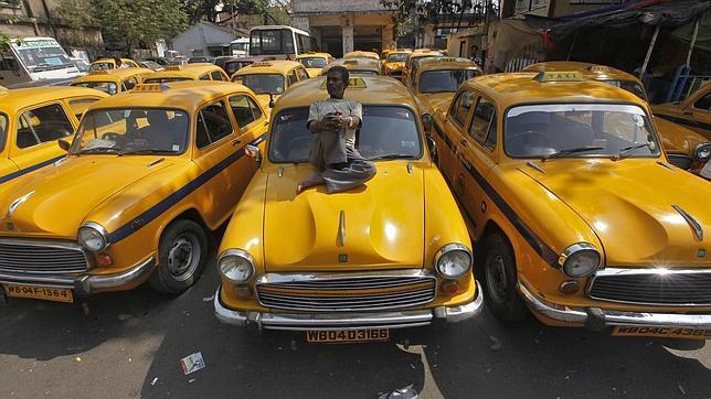 Un taxista, famoso por conducir durante once años marcha atrás