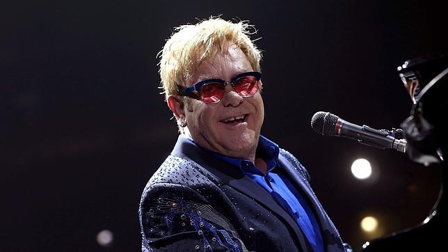 Pillan a Elton John con una bolsa de Dolce &amp; Gabbana un día después de convocar el boicot