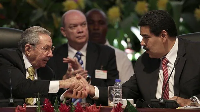 Raúl Castro y Nicolás Maduro se saludan durante una reciente cumbre del ALBA en La Habana