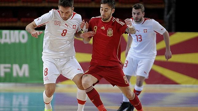 España inicia el preeuropeo con goleada