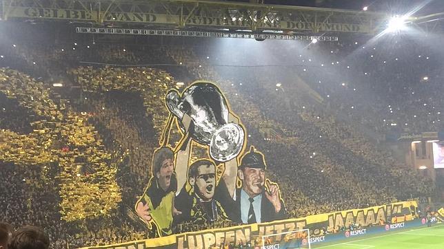 El impresionante «tifo» del estadio del Dortmund