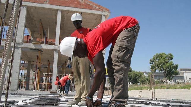 Trabajadores inmigrantes durante su jornada laboral en Alicante