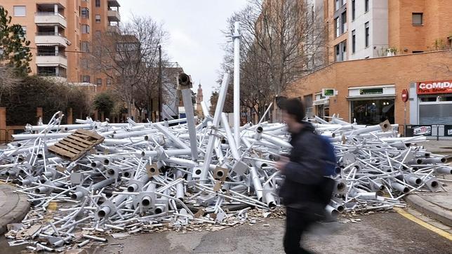 Fallas 2015: El viento desploma la falla de Nou Campanar