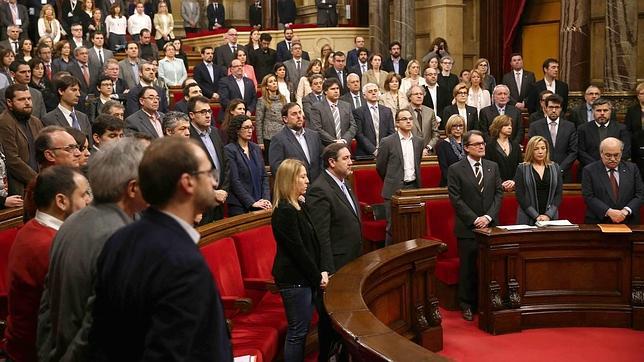 El Parlamento catalán avala las «estructuras de estado» con el voto dividido del PSC