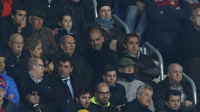 Guardiola, un culé más en la grada del Camp Nou