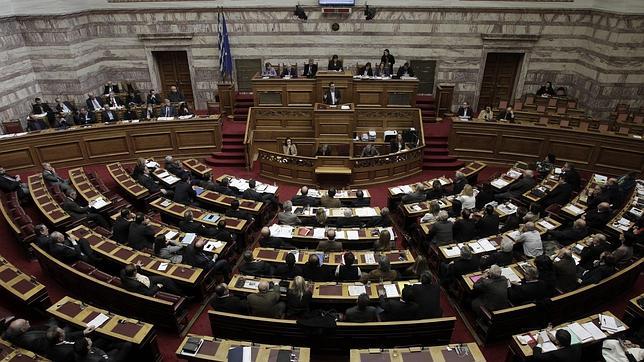 El Parlamento griego aprueba la ley contra la crisis humanitaria, promesa electoral clave de Tsipras