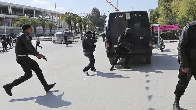 Miembros de las fuerzas de Seguridad tunecinas, en el momento de tomar posiciones durante el atentado en Túnez