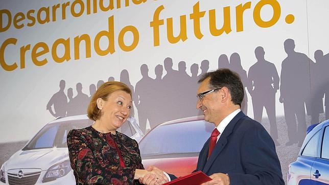 Instante de la firma del acuerdo por Luisa Fernanda Rudi, presidenta del Gobierno de Aragón y Antonio Cobo, director general de GM España.