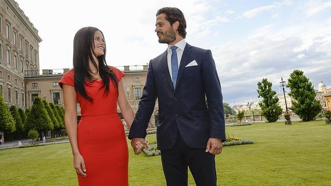 El príncipe Carlos Felipe de Suecia y la modelo Sofia Hellqvist, el día de su compromiso, en junio del año pasado