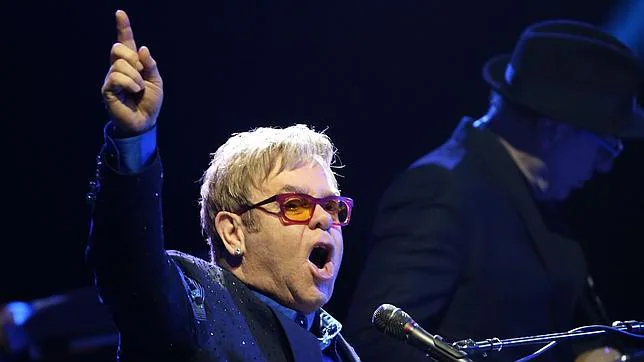Elton John, chistoso: «Amo la ropa de Dolce & Gabanna»