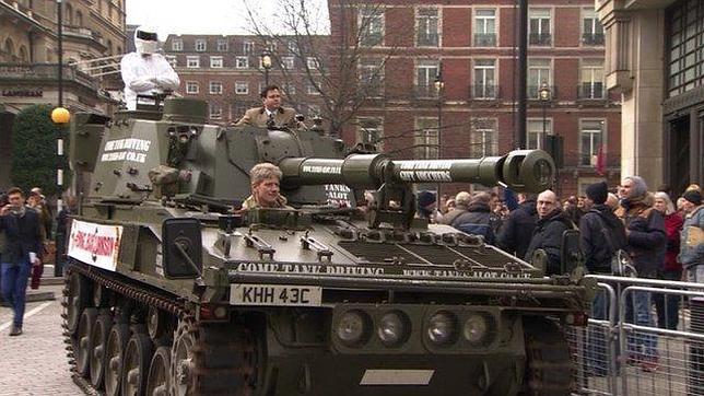 Un tanque se planta en la BBC para pedir que vuelva el presentador de «Top Gear»