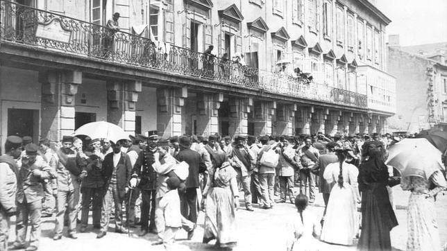 Galicia en el archivo de ABC: Las últimas sonrisas de una tropa con destino a Cuba