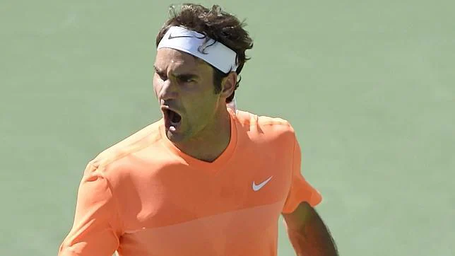 Roger Federer festeja un punto frente a Milos Raonic