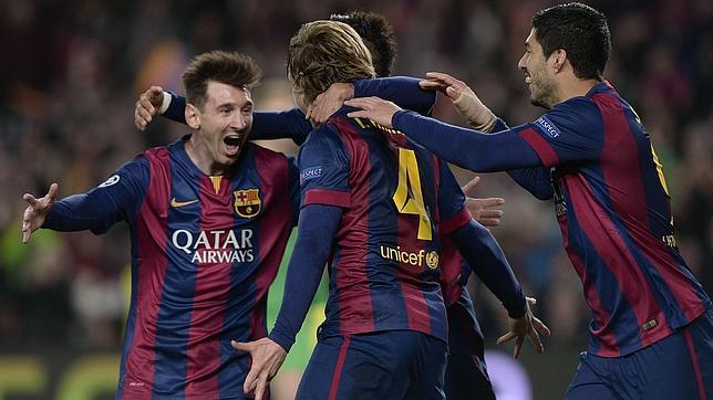 Messi, celebrando un gol con Rakitic y Suárez