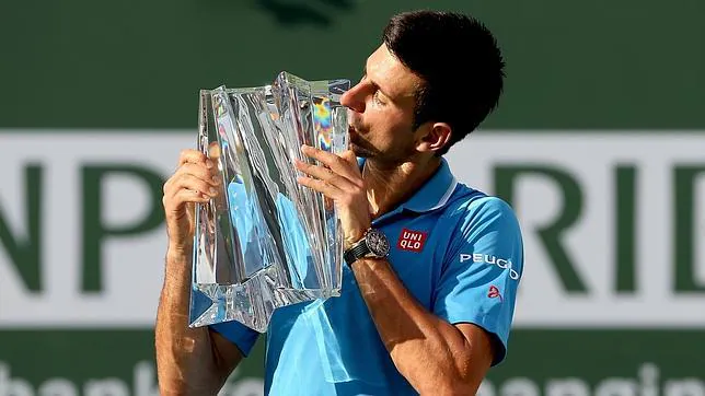 Djokovic, con el trofeo de campeón en Indian Wells