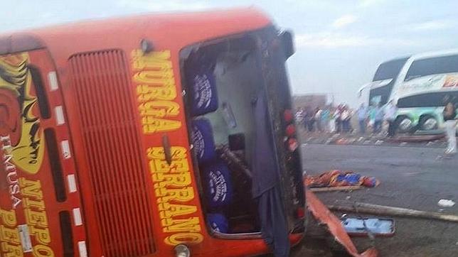 Un choque múltiple de autobuses en Perú deja al menos 37 muertos y 70 heridos