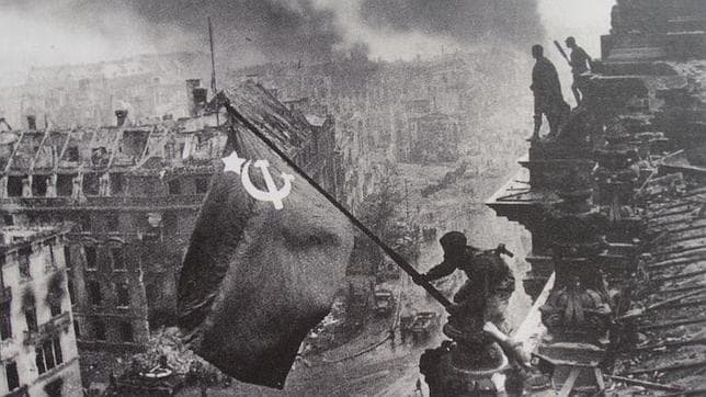 Imagen trucada por los soviéticos en la que un soldado alza la bandera roja sobre el Reichstag