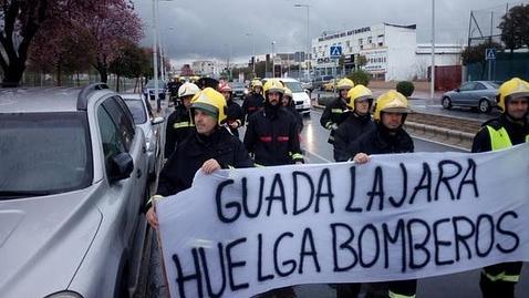 Los bomberos de Guadalajara echan a andar para llevar sus reivindicaciones al Congreso