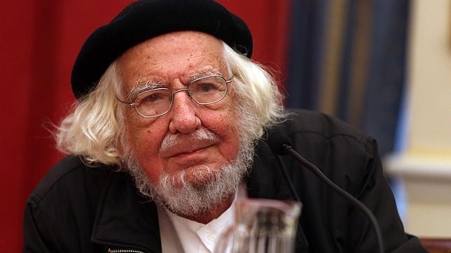 Ernesto Cardenal, ingresado por un fuerte enfriamiento en un hospital de Managua