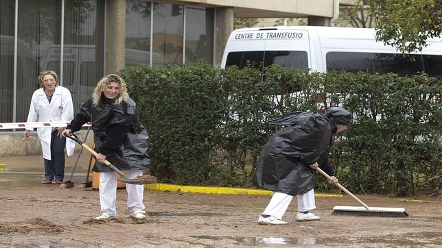 El temporal de lluvia obliga a rescatar a nueve personas de sus coches y casas