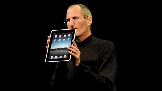 El que fuera consejero delegado de Apple, Steve Jobs, muestra en 2010 el primer iPad