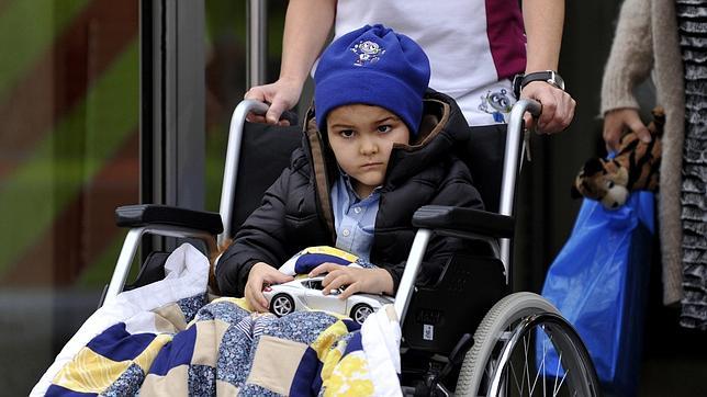 Ashya King camina, habla y ríe tras seis meses de lucha contra el cáncer