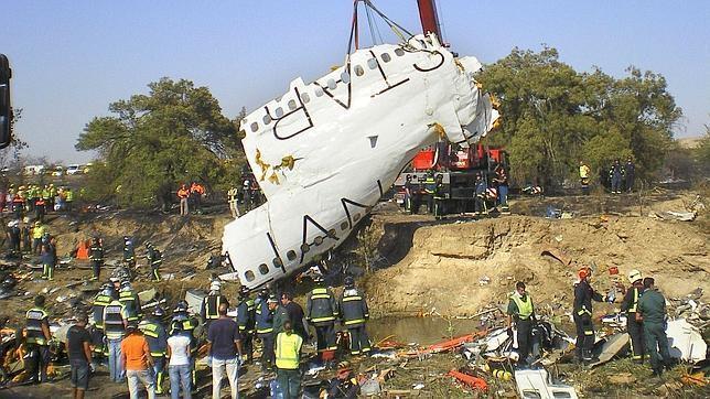 Fuselaje del avión de Spanair que se salió de la pista de Barajas el 20 de agosto de 2008