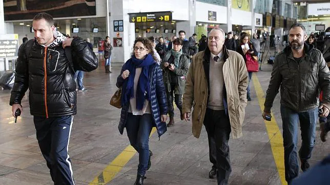 Los primeros familiares llegan al Aeropuerto del Prat