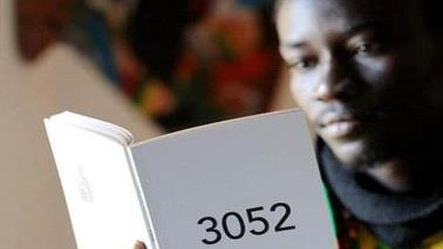 El escritor senegales Mamadou Dia, con su obra «3050. Persiguiendo un sueño» en las manos