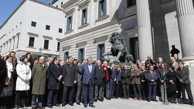 Diputados y senadores guardan un minuto de silencio por las víctimas del avión siniestrado