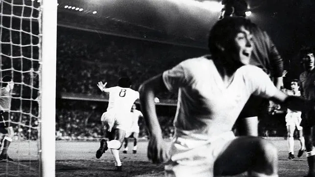 Planelles, en primer plano, celebra un gol del Madrid en la final de 1970, ganada por 3-1 al Valencia en el Camp Nou