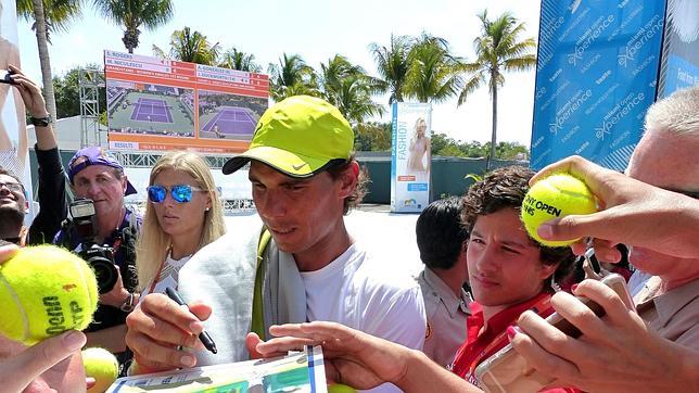 Rafael Nadal firma autógrafos tras una rueda de prensa en Cayo Vizcaíno, Florida (EE.UU.)