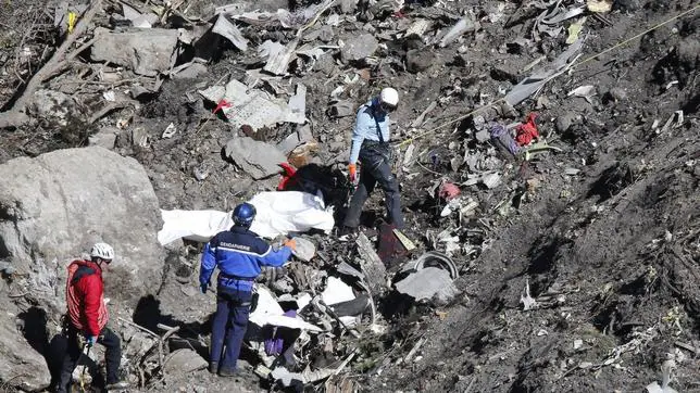 Labores de búsqueda de restos humanos en el lugar del accidente del vuelo Barcelona-Düsseldorf de Germanwings que se estrelló el pasado martes