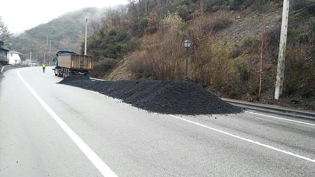 Siete encapuchados vuelcan la carga de carbón de un camión en Santa Cruz del Sil