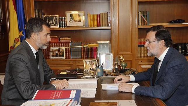 Rajoy informa al Rey sobre la tragedia del avión en Zarzuela