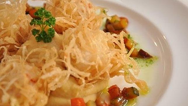 Albóndiga de rape y gamba envuelta en pasta brick, humus y ratatouille.
