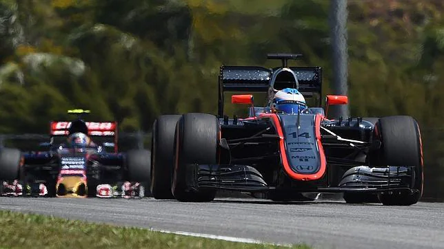 Alonso, decimosexto y a tres segundos de Hamilton en su debut