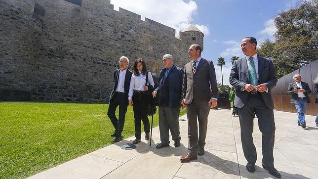 Chirino (c.) junto con los arquitectos responsables, Juan J. Cardona y Larry Álvarez